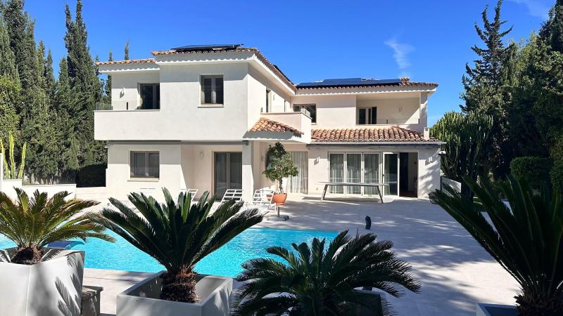 EXKLUSIVE LUXUSVILLA IN SANTA PONSA- MODERNES DESIGN, WOHNKOMFORT UND EINE PRIVATE WOHLFÜHLOASE MIT POOL UND MEDITERRANEM FLAIR.