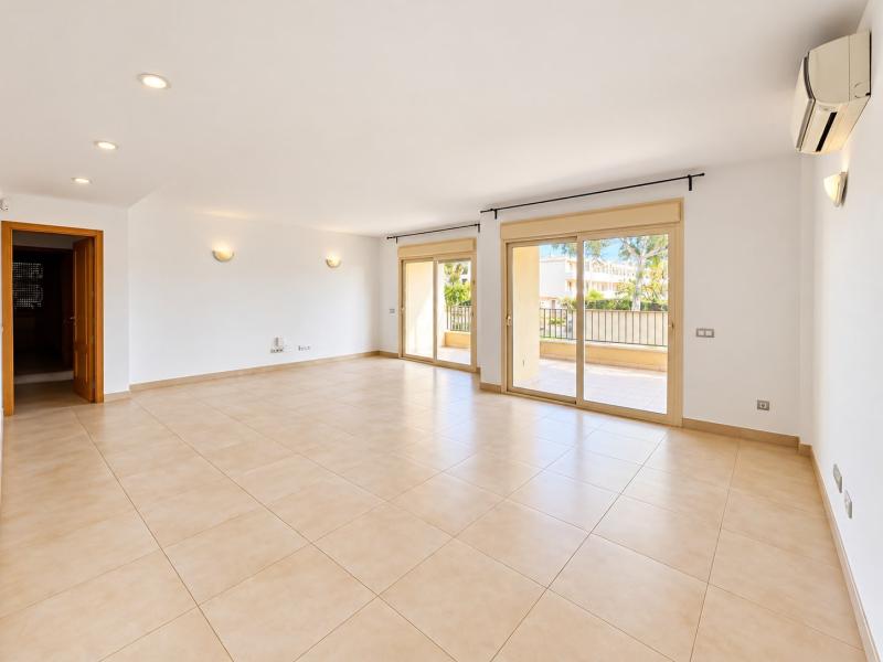 GROSSZÜGIGE 4- SCHLAFZIMMER- WOHNUNG MIT POOL, TIEFGARAGE UND STRANDNÄHE.