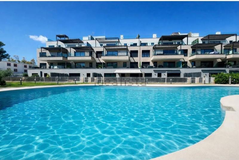 MODERNE WOHNUNG MIT GROSSER TERRASSE, POOL UND STELLPLATZ.