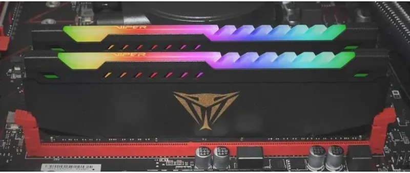 Patriot Viper Steel 32 Go Kit 2x16Go DDR4 3600 MHz RGB - vue 3
