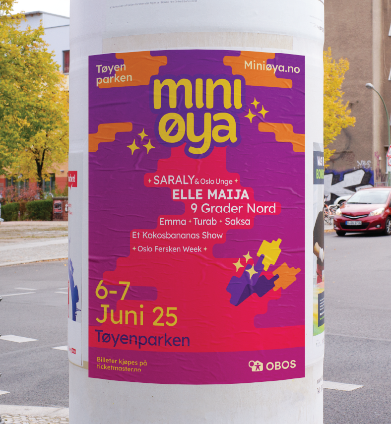 Bilde av plakaten til Miniøya som henger på en stolpe.