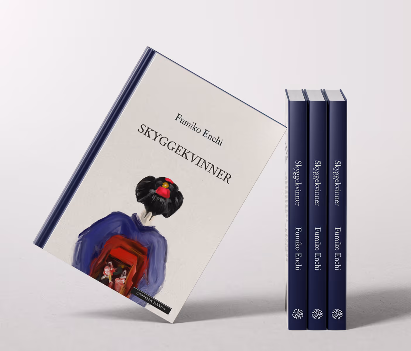 Bilde av bokdesign. Hvit bok med blå rygg, bilde av dame i kimono, malt med oljemaling. Bildet er klikkbart, linker til produktside for bokdesign.