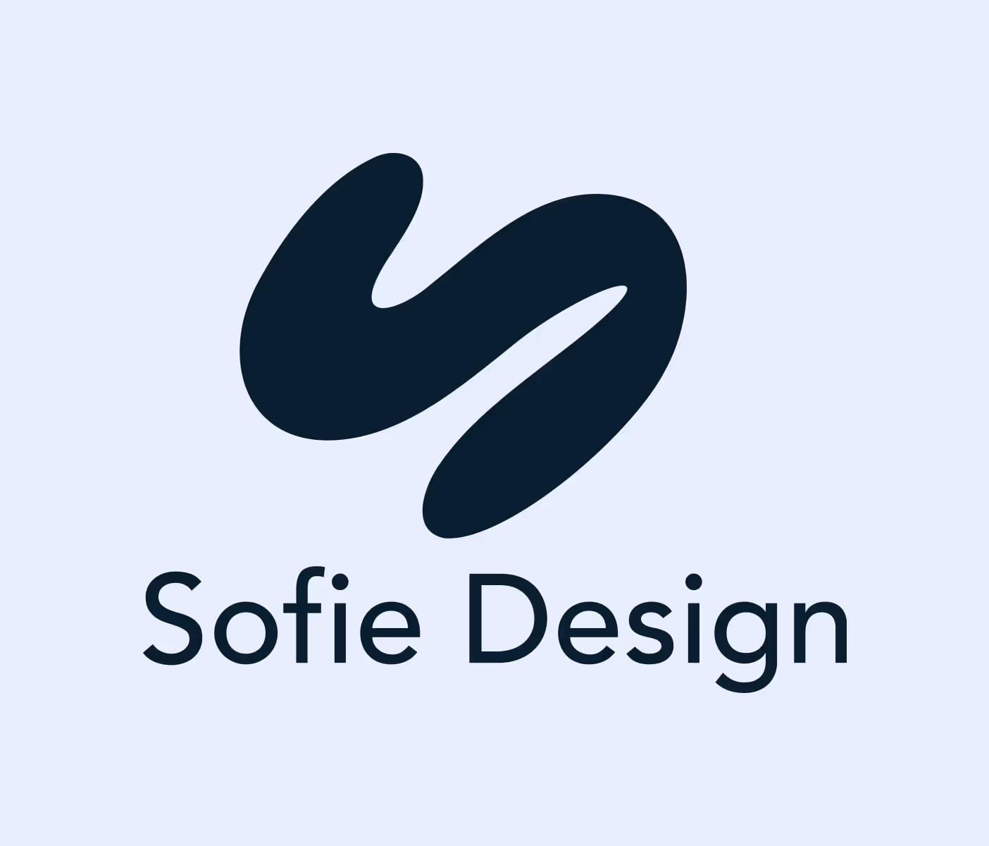 SofieDesign logo mørk blå på lys blå bakgrunn. Klikkbart bilde, linker til side for egenprofilering