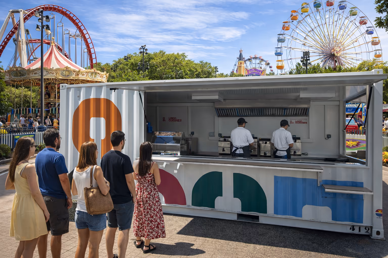 File d'attente de cinq personnes devant un stand de restauration mobile dans un parc d'attractions avec grande roue et manège visible en arrière-plan.