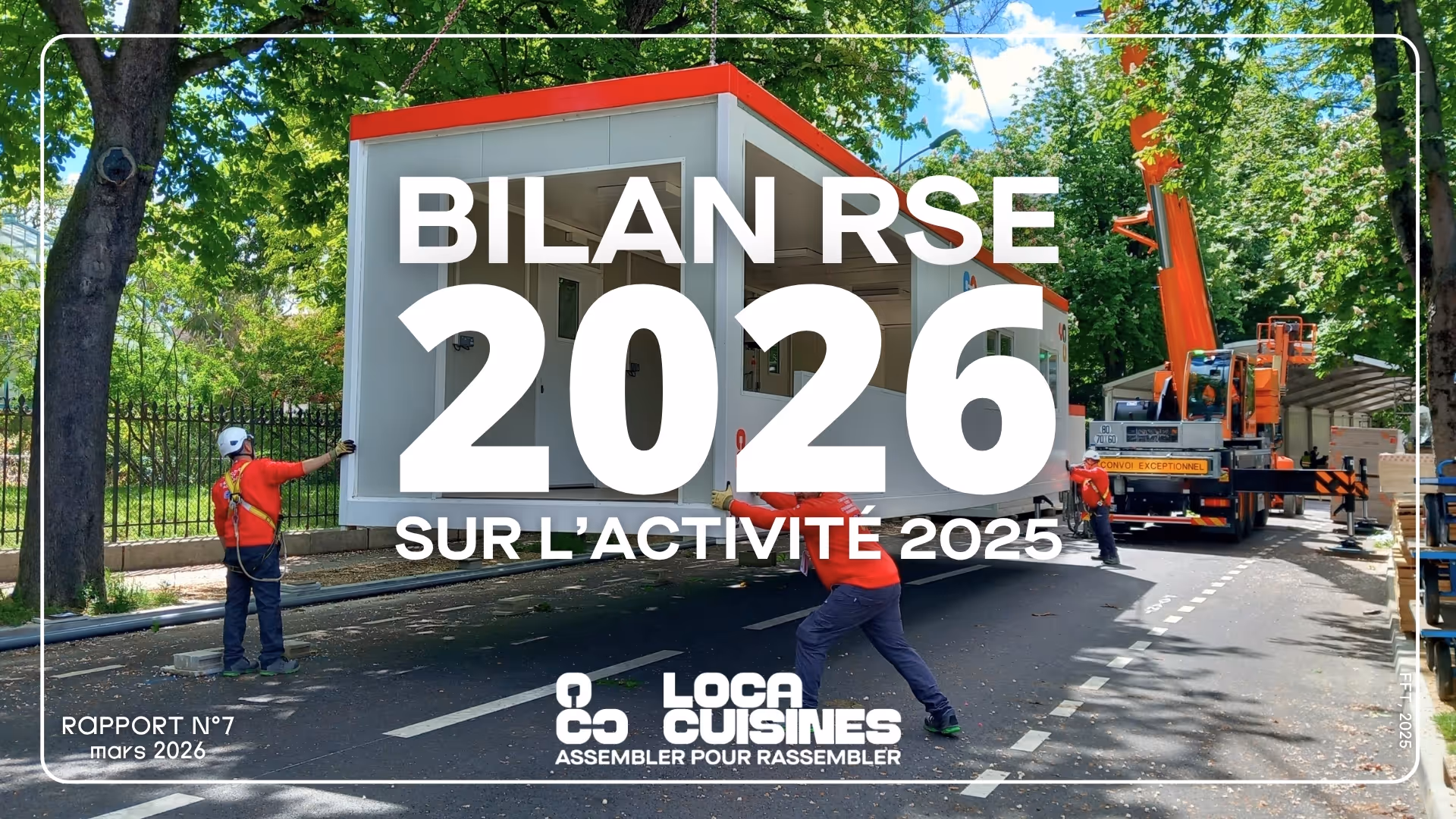 Ouvriers installant une cuisine modulaire dans le cadre du bilan RSE de Loca Cuisines