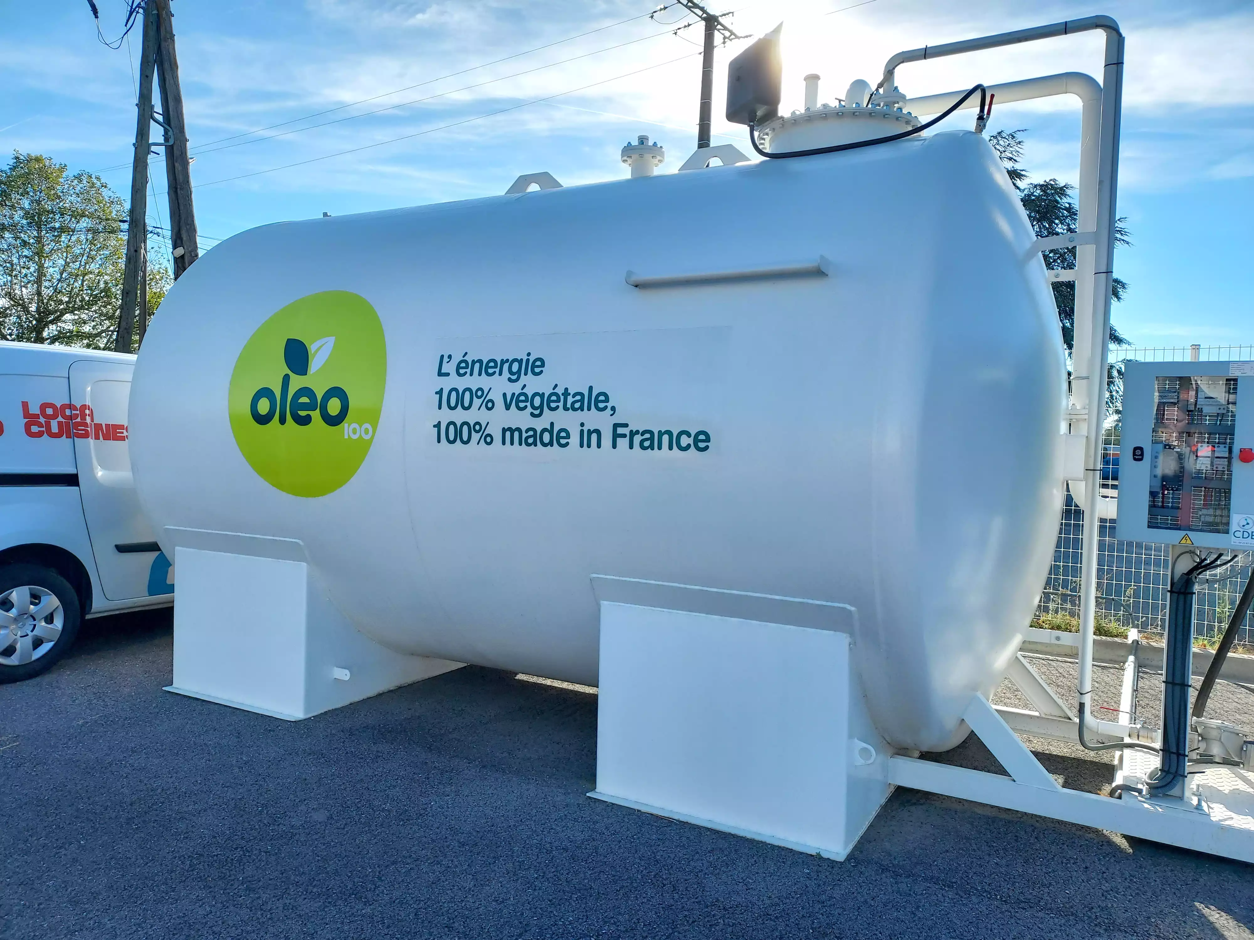 Réservoir blanc avec le logo oléo 100 et le texte indiquant énergie 100% végétale, 100% fabriquée en France.