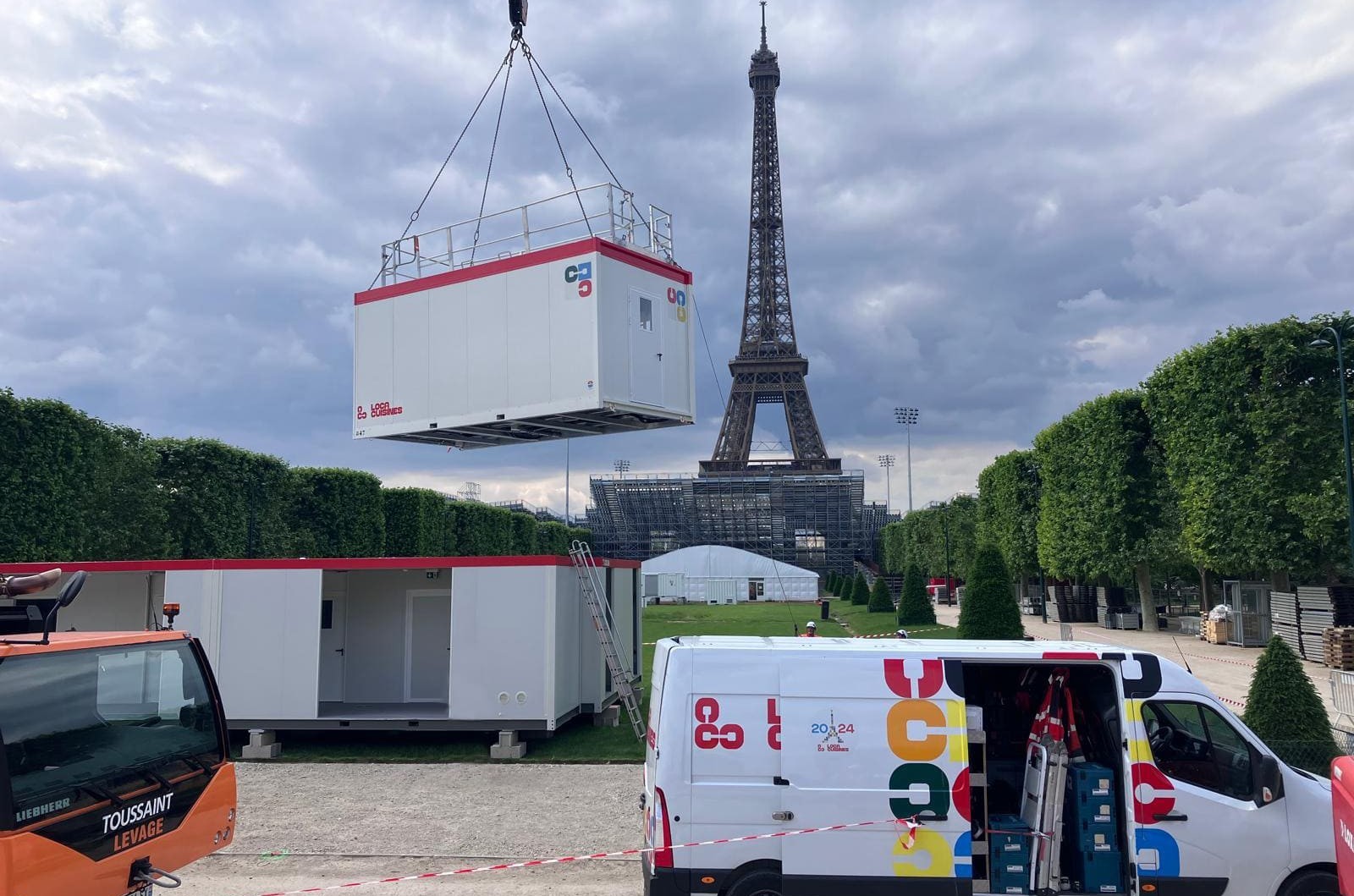 Cuisine mobile pour les JO PARIS2024 devant Tour Eiffel