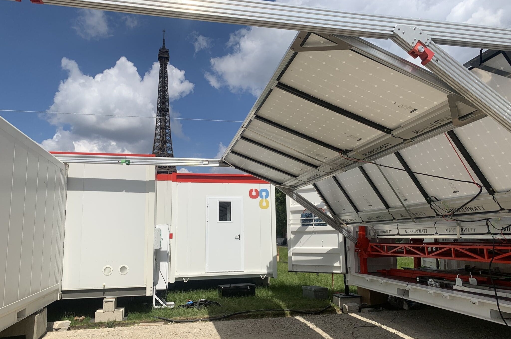 Cuisine modulaire avec panneaux solaires devant la Tour Eiffel