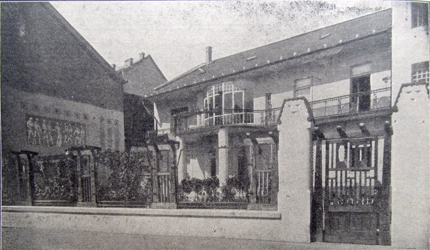Historic black and white photo of Fekete Sas Nagyszálloda hotel building with people gathered in front, in Nagyvárad.