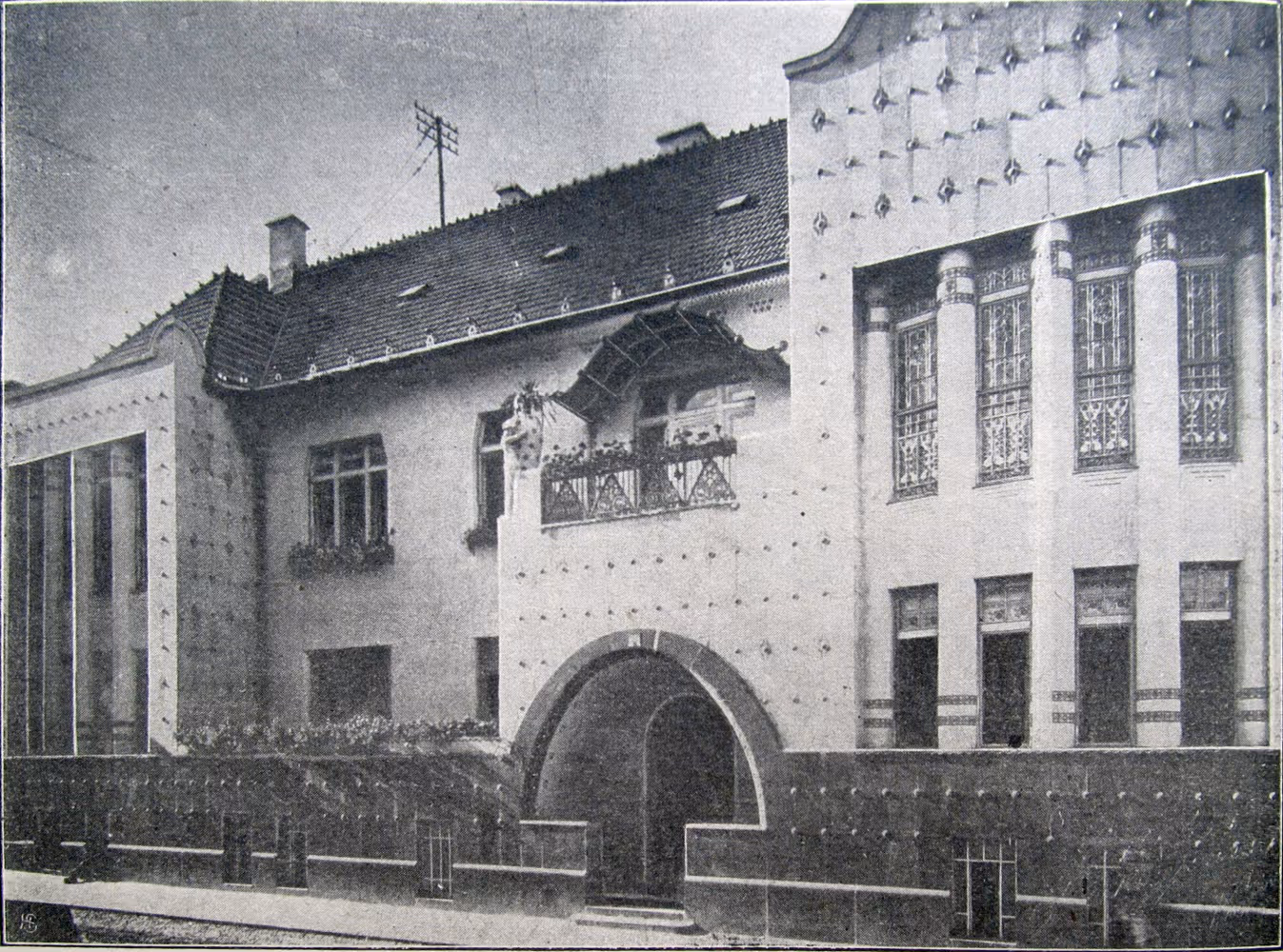 Historic black and white photo of Fekete Sas Nagyszálloda hotel building with people gathered in front, in Nagyvárad.