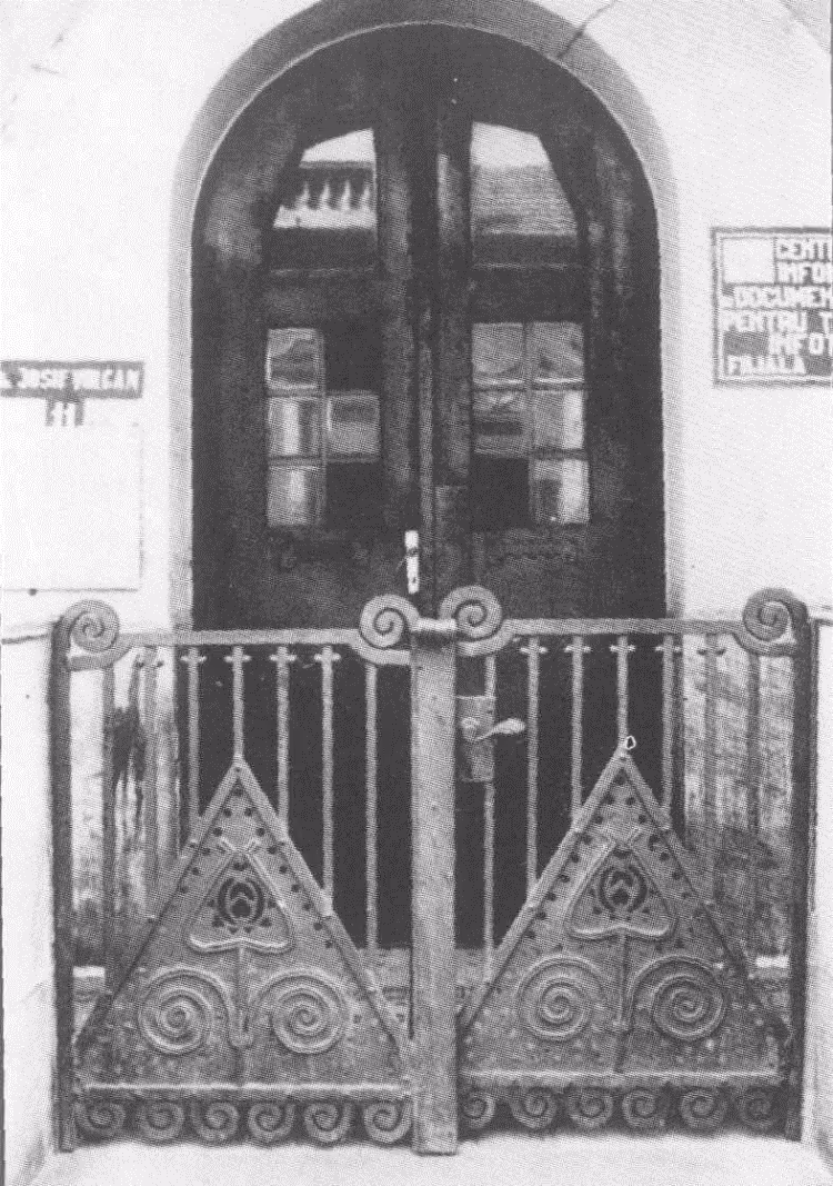 Historic black and white photo of Fekete Sas Nagyszálloda hotel building with people gathered in front, in Nagyvárad.