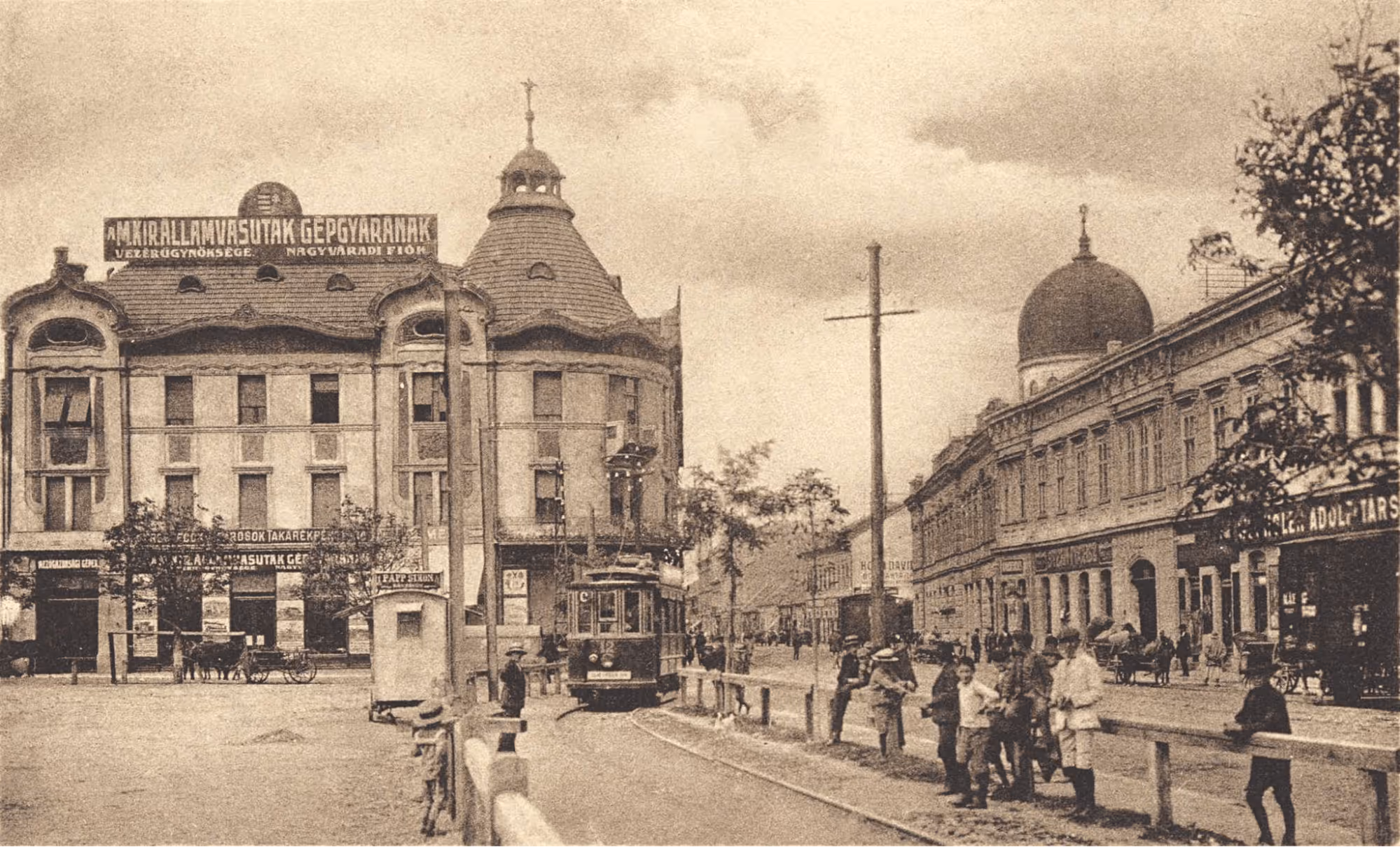 Historic black and white photo of Fekete Sas Nagyszálloda hotel building with people gathered in front, in Nagyvárad.
