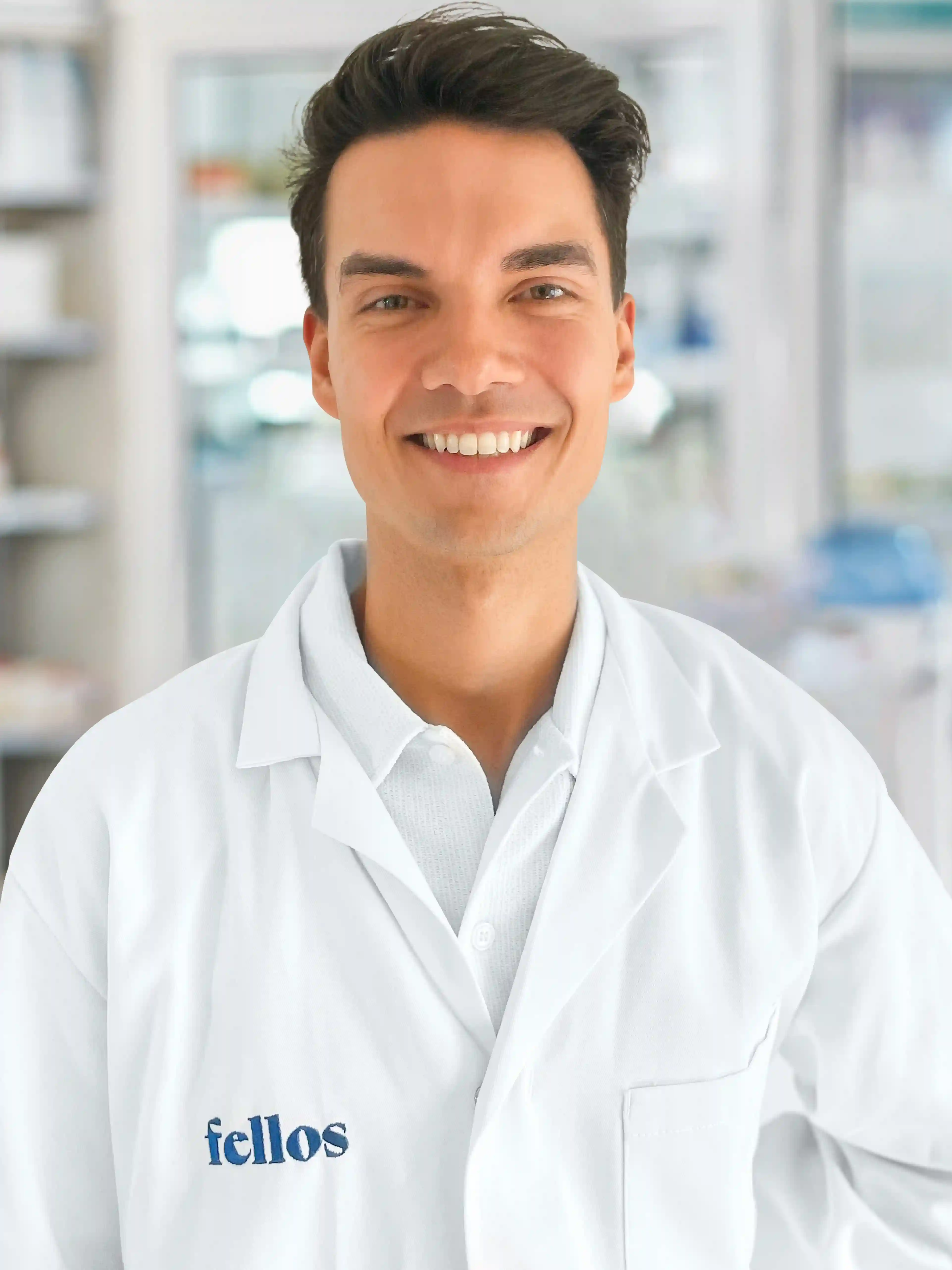 Arts in witte jas met Fellos logo, apotheek achtergrond