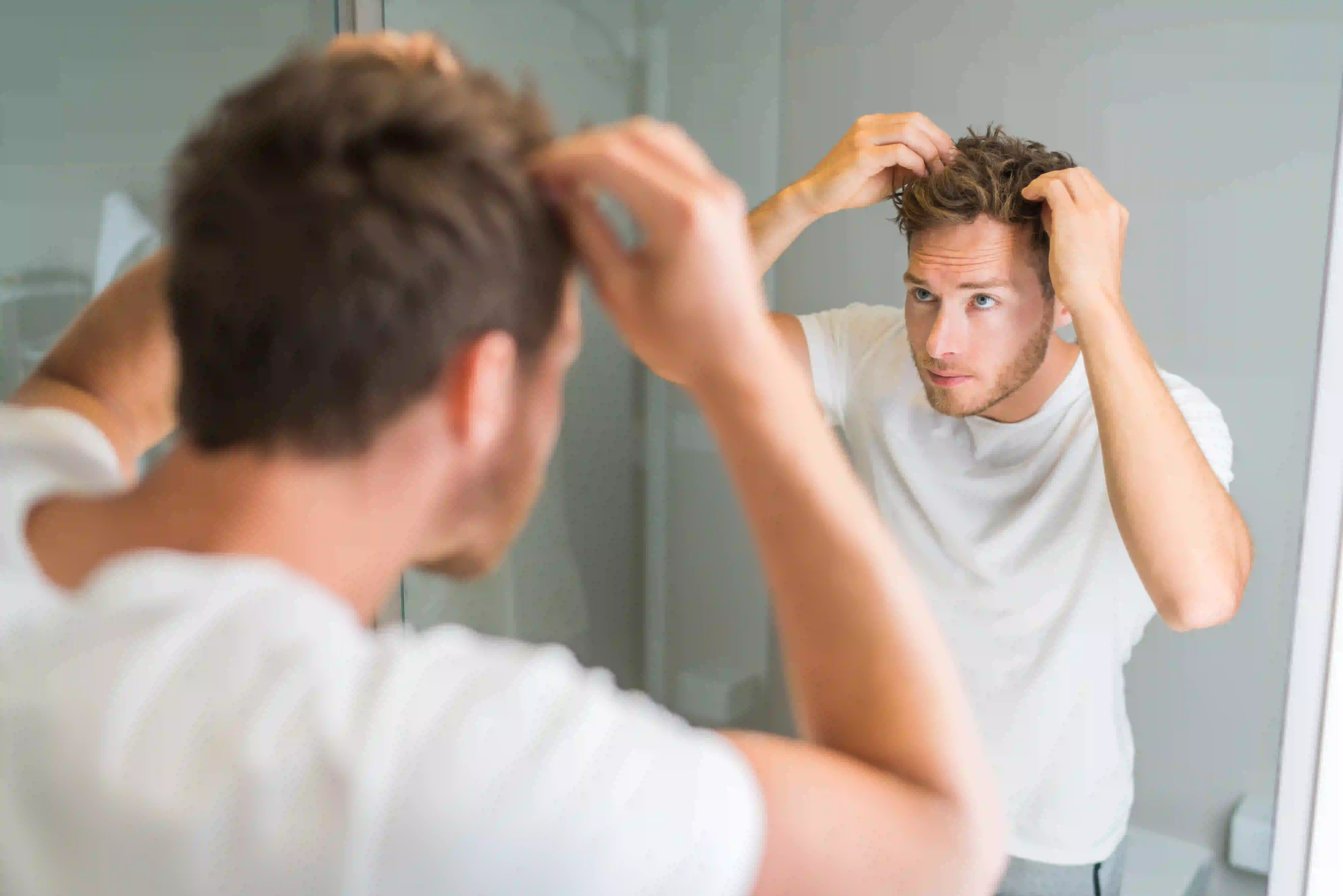 Chute de cheveux chez les hommes : âge et causes | Fellos