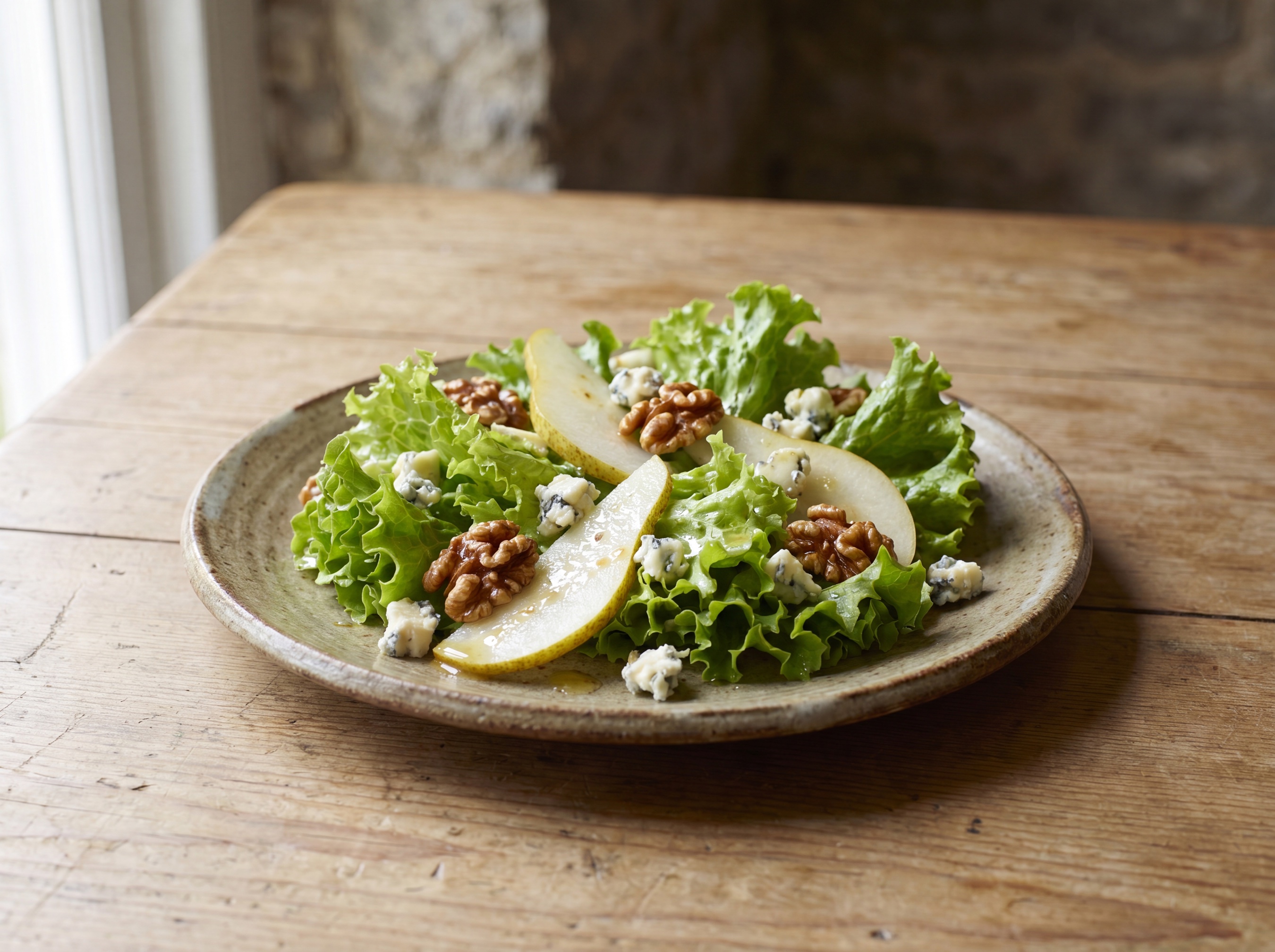Insalata di lattuga con pere, noci e gorgonzola