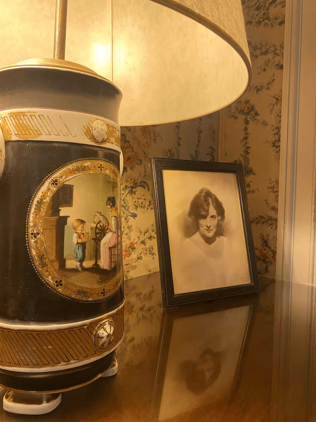 Antieke vaas met schildering en ingelijst zwart-wit portret als symbool van kostbare familieherinneringen