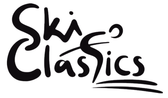 Svart logotyp med texten 'Ski Classics' i en handskriven stil.