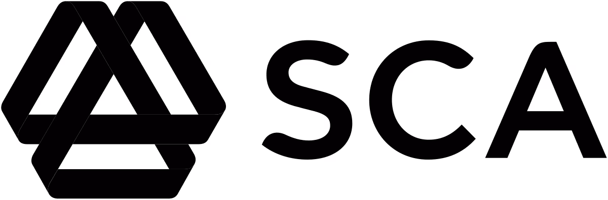 Logotyp för SCA med en svart abstrakt symbol till vänster och bokstäverna SCA i svart till höger.
