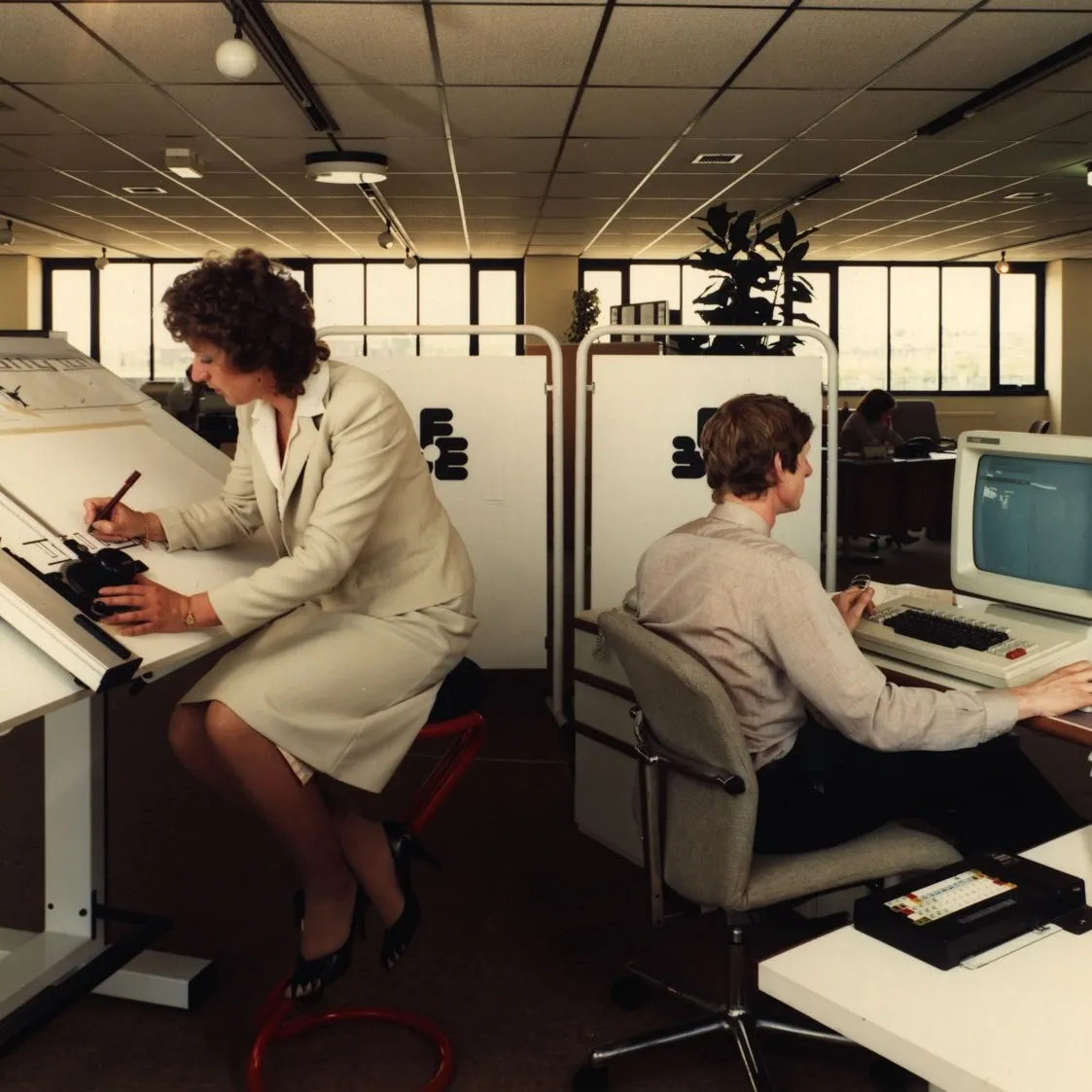 rental-office-hero-colleague