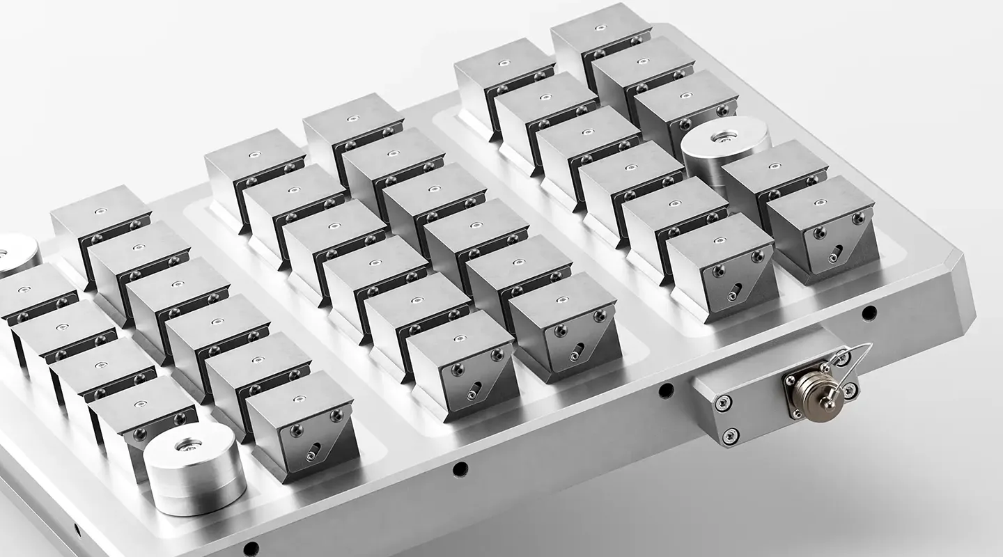 Close-up van een precisie gefreesd metalen machineonderdeel in zwart-wit.