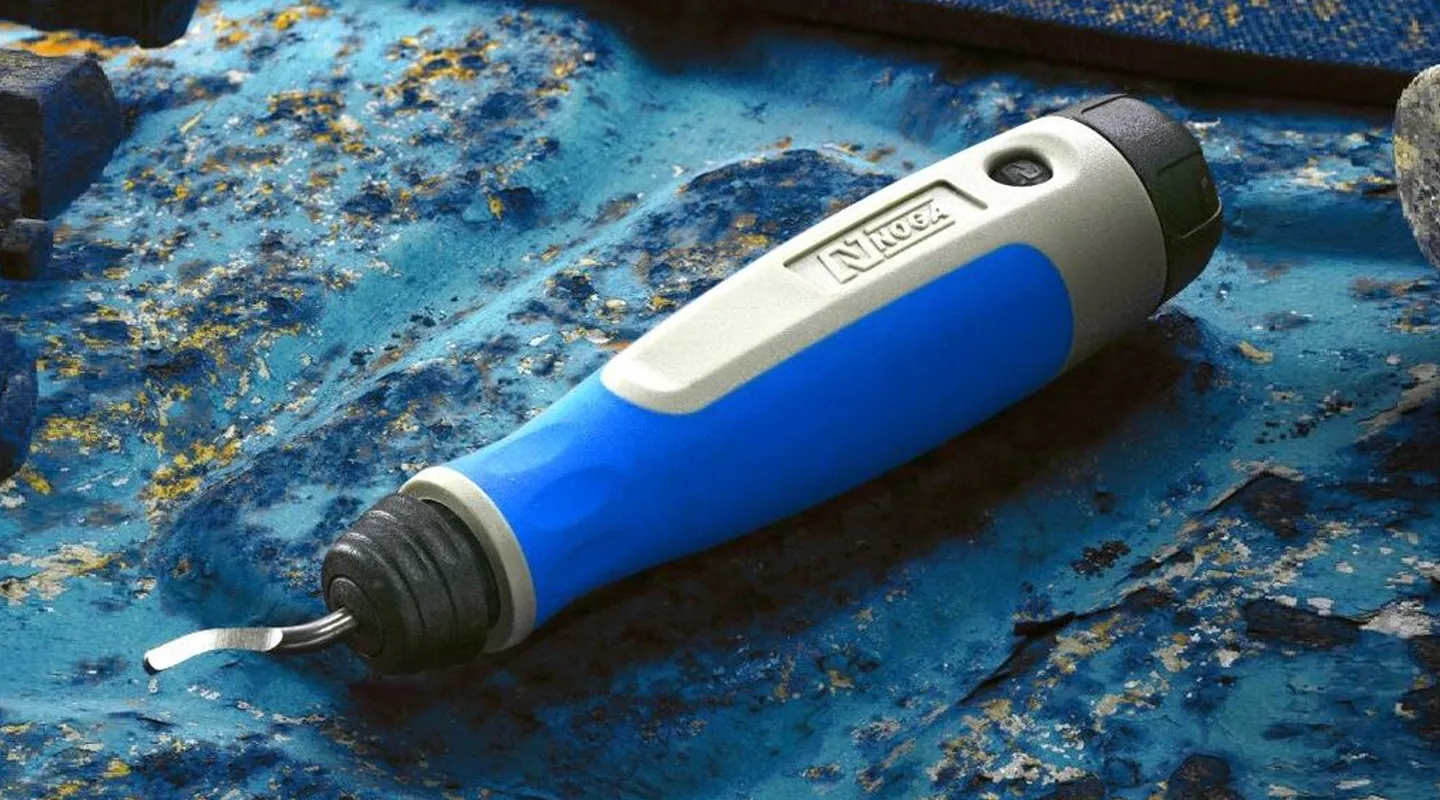 Close-up van een precisie gefreesd metalen machineonderdeel in zwart-wit.