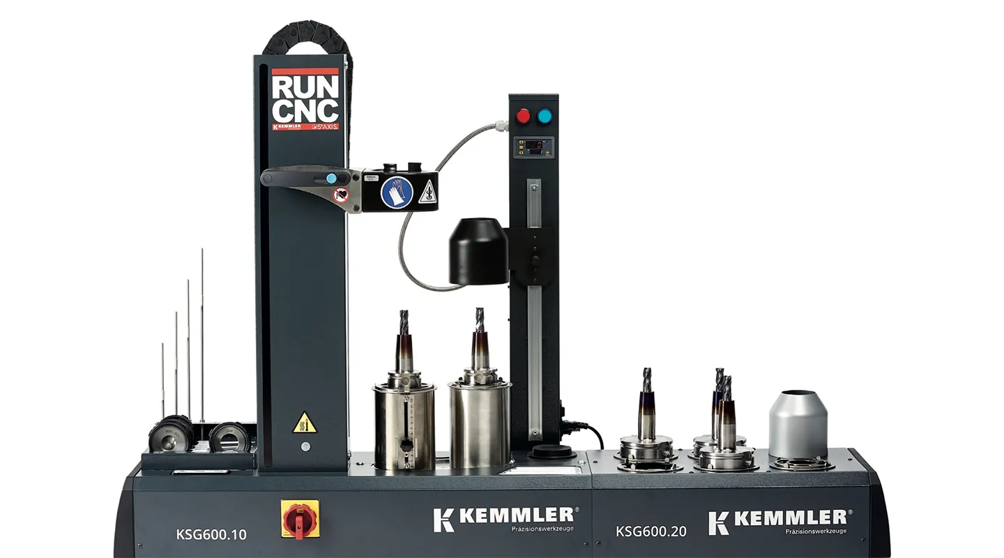 Close-up van een precisie gefreesd metalen machineonderdeel in zwart-wit.