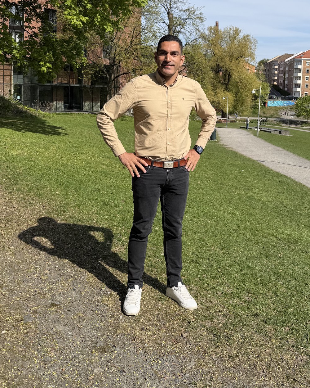 Lars Edvinsen i Drifti, stående utendørs i en park