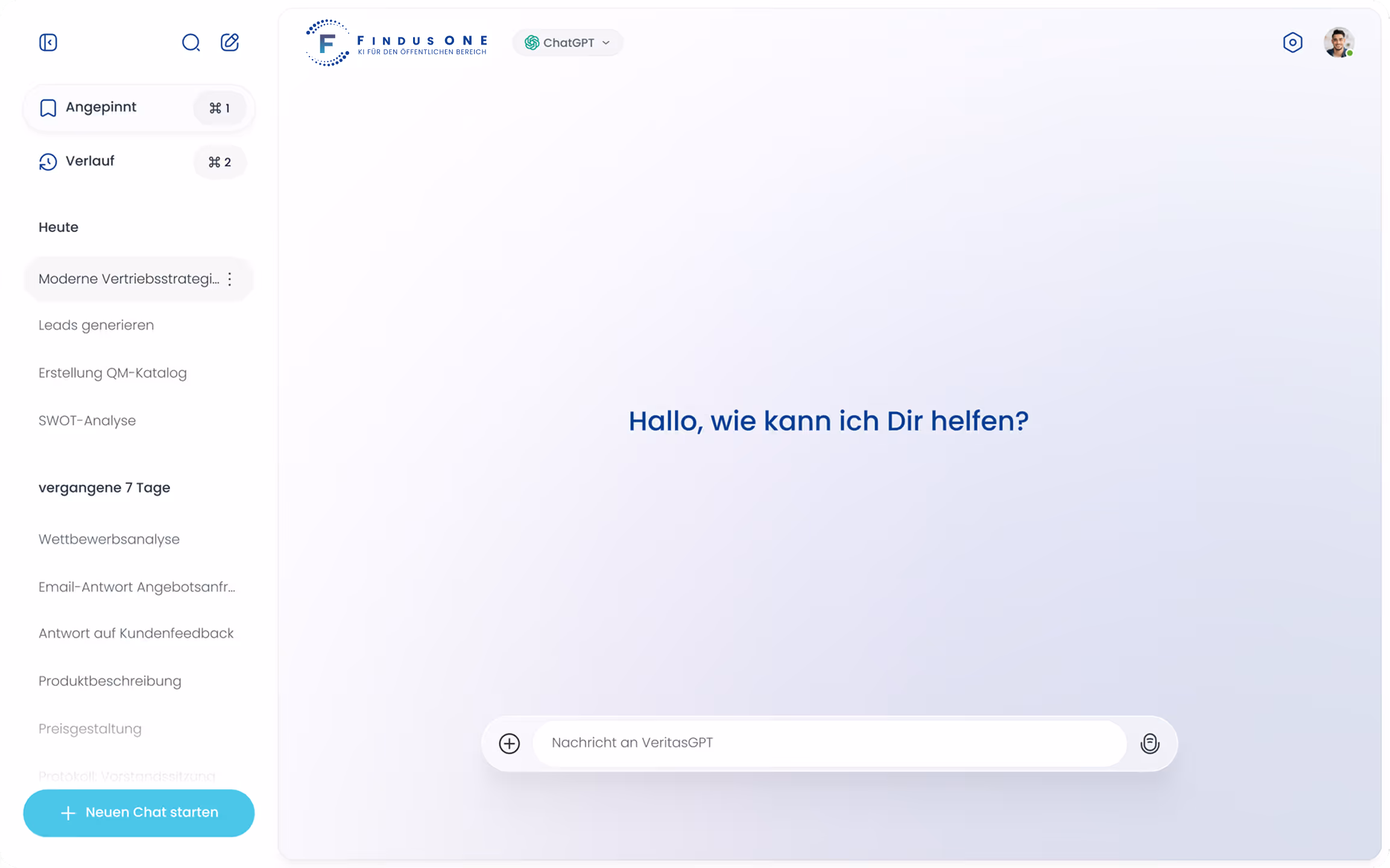 Benutzeroberfläche einer Chat-Anwendung mit Begrüßungstext "Hallo, wie kann ich Dir helfen?" und Seitennavigation auf Deutsch.