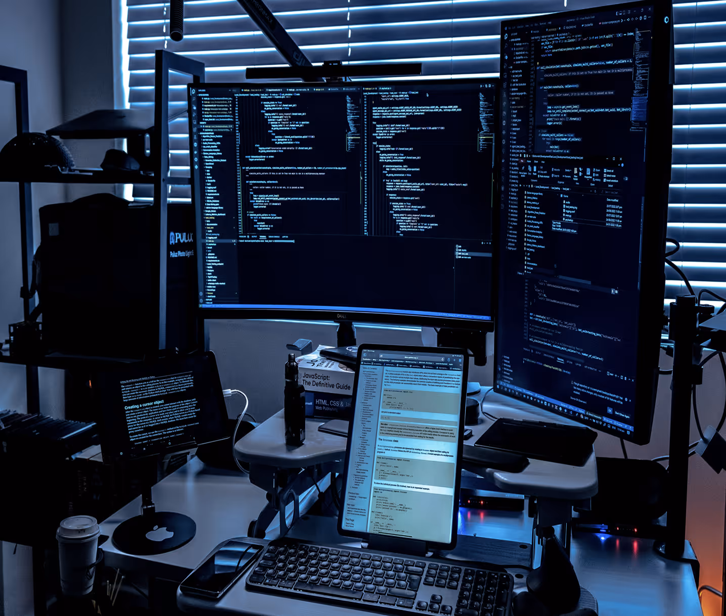 Mehrere Monitore mit Code und Analyseansichten in technischer Arbeitsumgebung