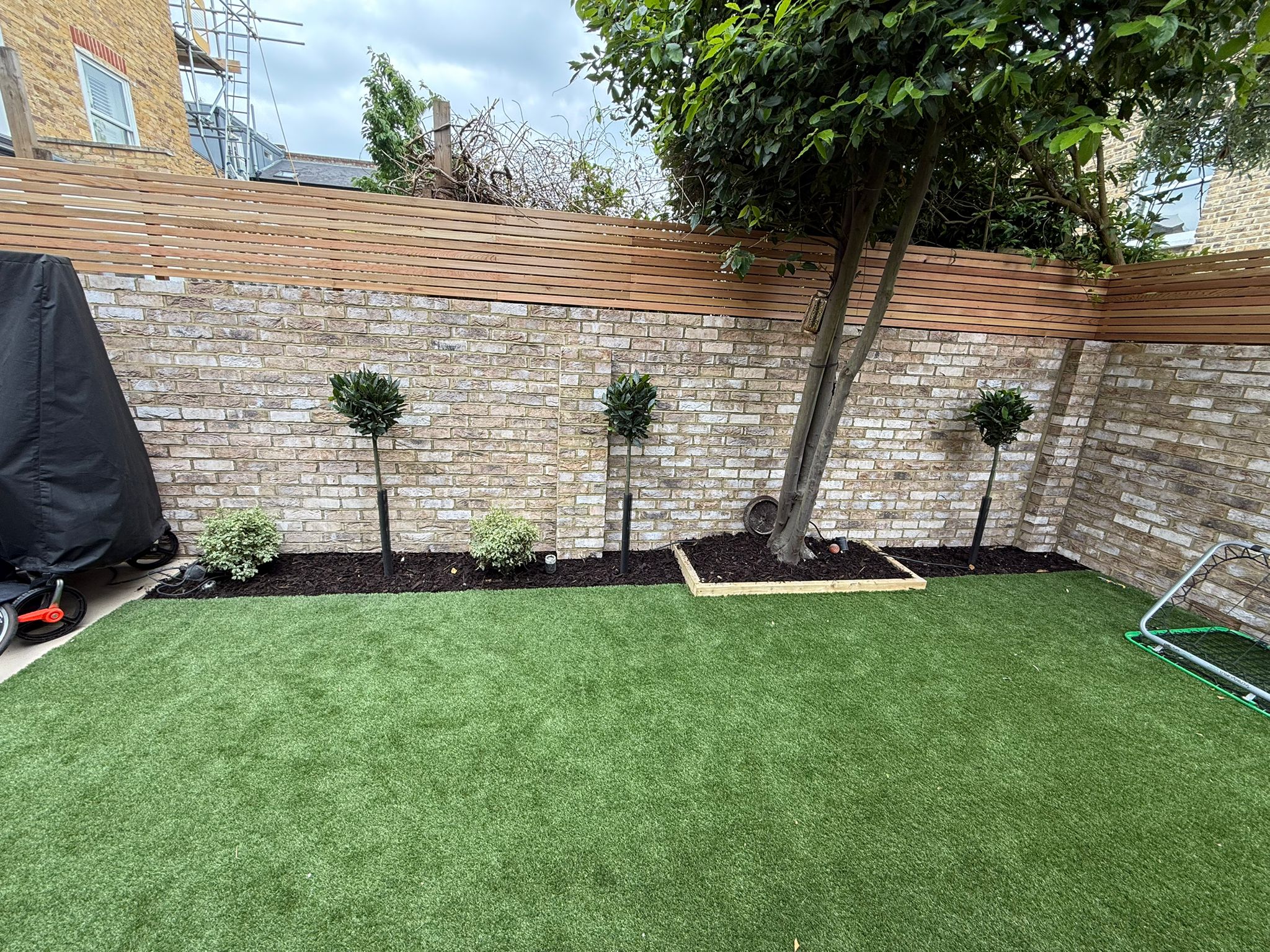 Bespoke slip brick walls with cedar trellis in Earlsfield SW18