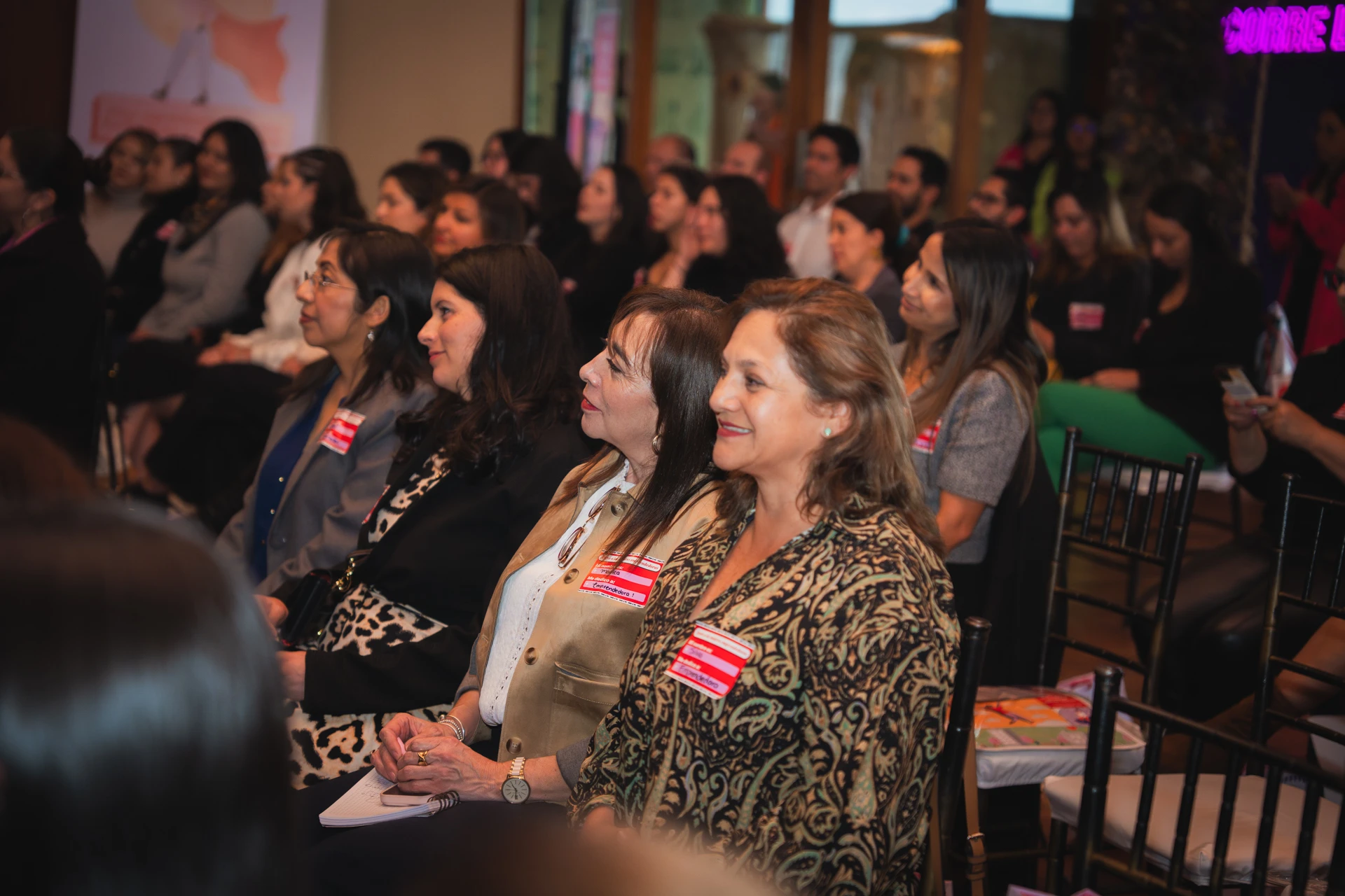 Emprendedoras participando en una charla y espacio de networking