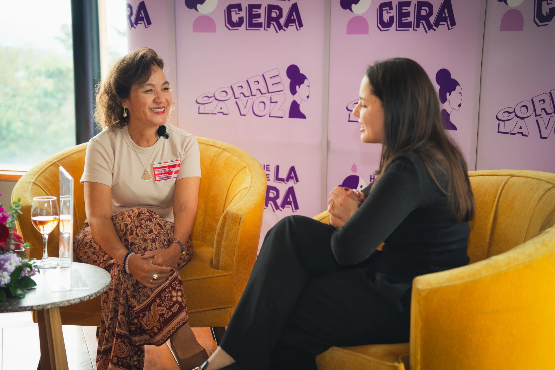 Dos mujeres conversando y compartiendo experiencias profesionales