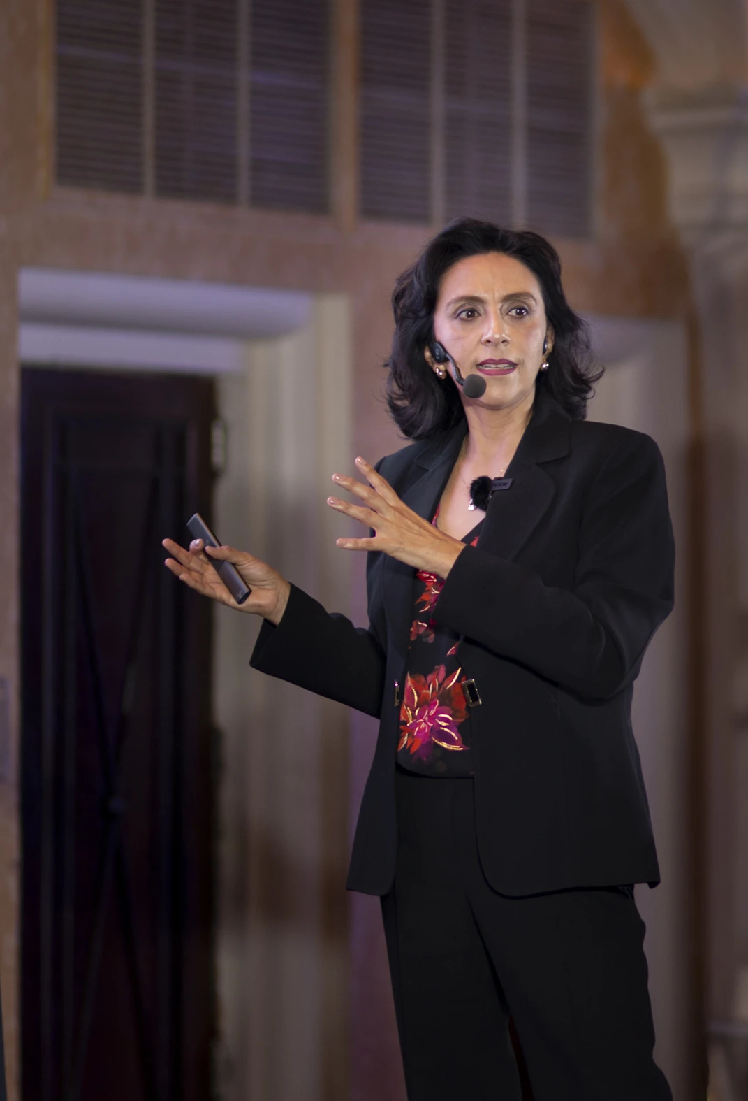 Profesional impartiendo una charla para emprendedoras