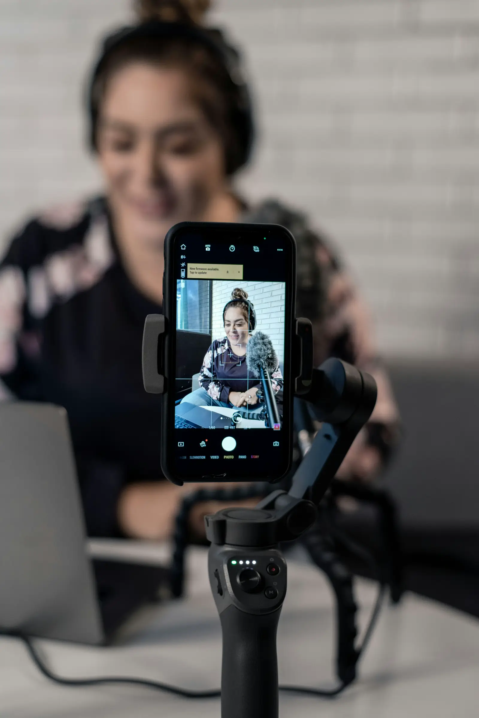 Emprendedora creando contenido para redes sociales con su celular