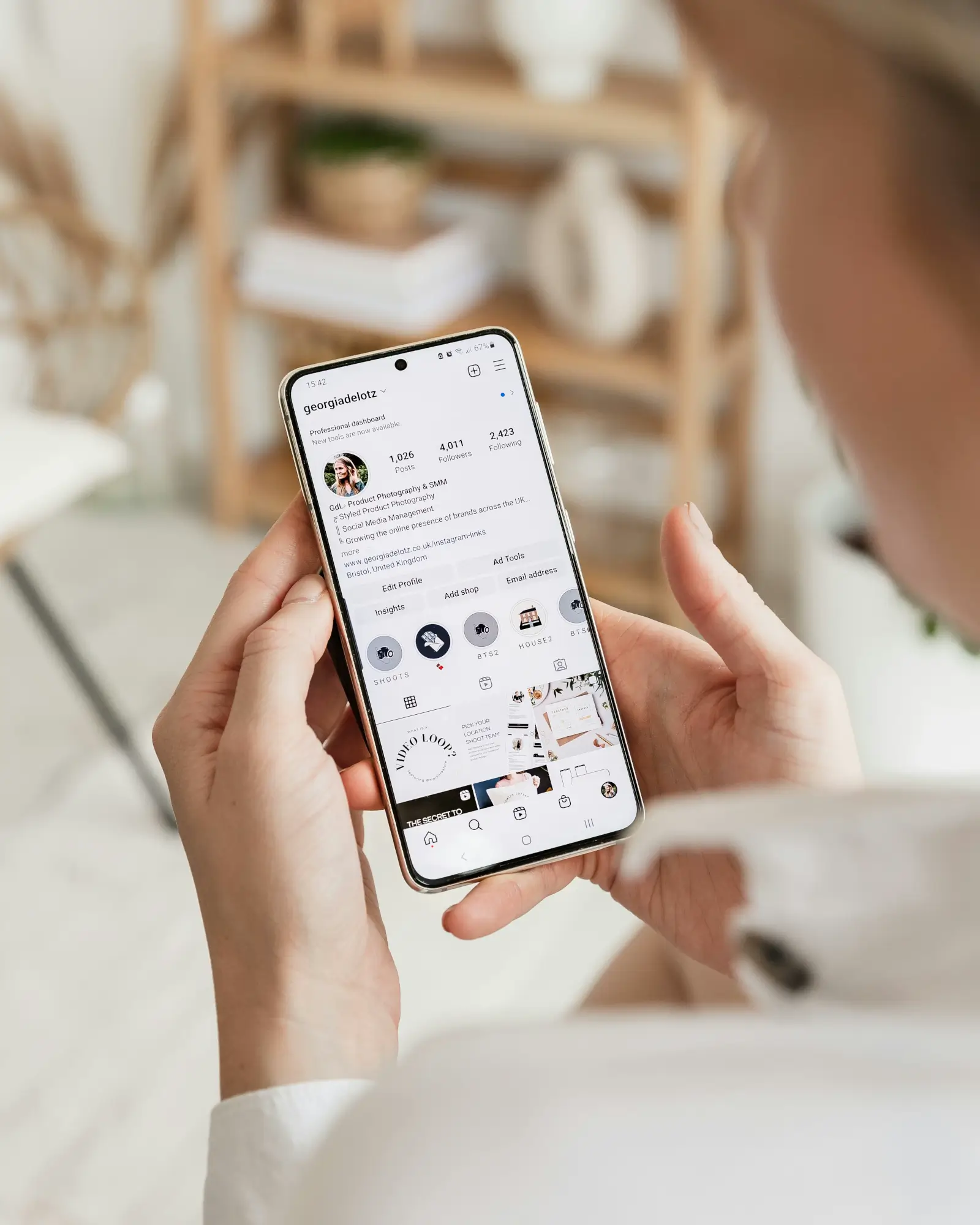 Perfil de redes sociales de una emprendedora visto desde un celular