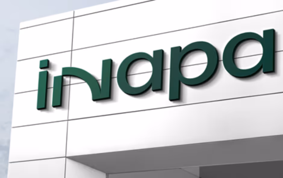 Logótipo da empresa INAPA em letras verdes num edifício branco moderno.