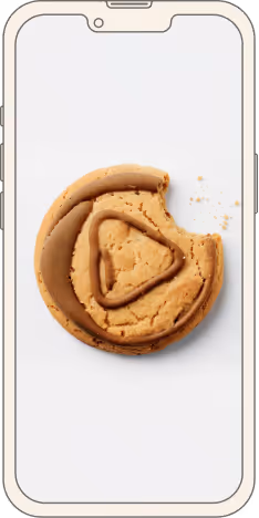Un cookie rond avec un triangle en relief au centre, avec une morsure prise sur le bord supérieur droit, affiché sur l'écran d'un smartphone.