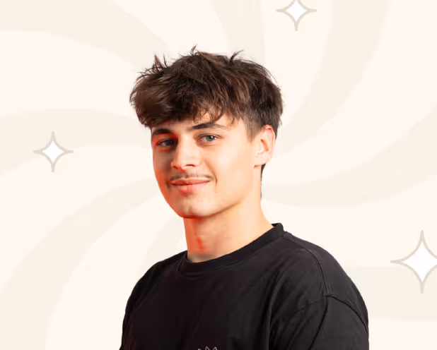 Jeune homme aux cheveux bruns en désordre portant un t-shirt noir, souriant légèrement devant un fond clair décoré d'étoiles stylisées.