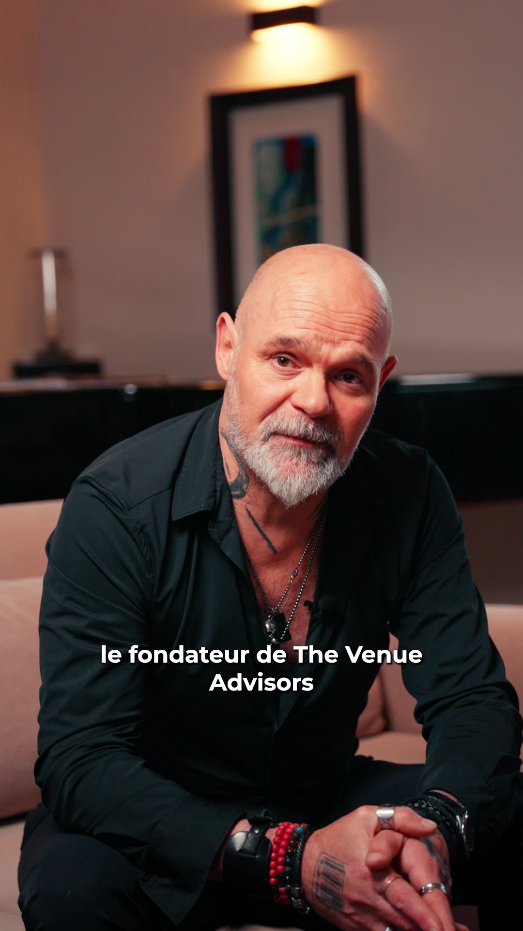 un homme assis sur un canapé