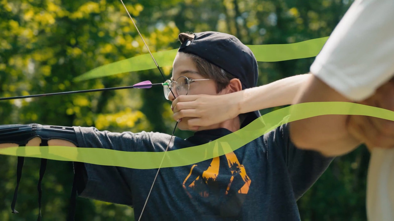 enfant qui tire à larc