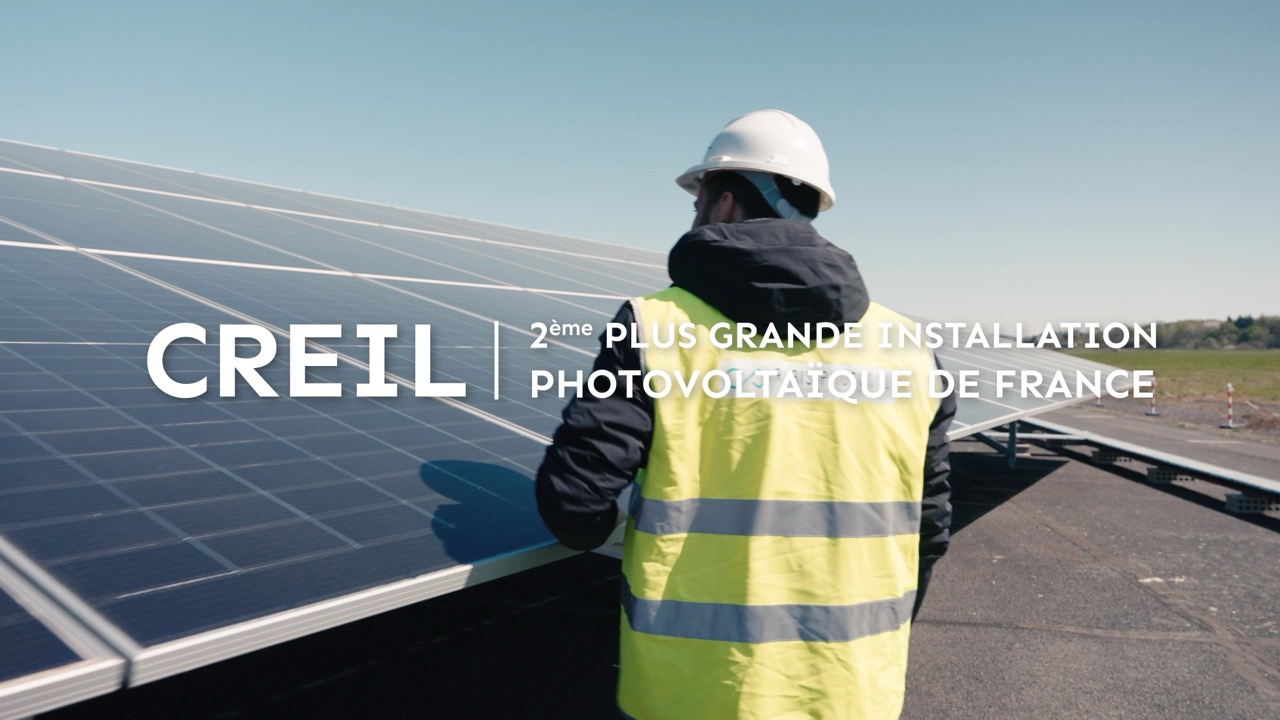 un ouvrier devant des panneaux solaires