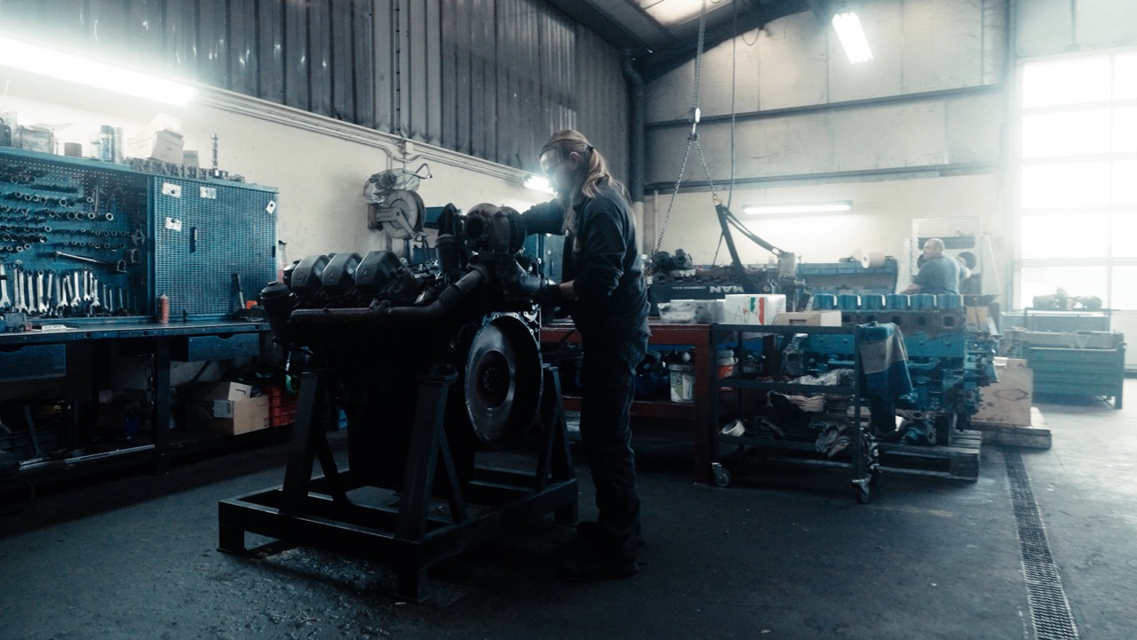 atelier avec des moteurs de camions