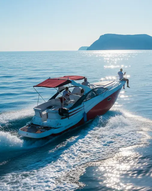 Lancha navegando en el mar