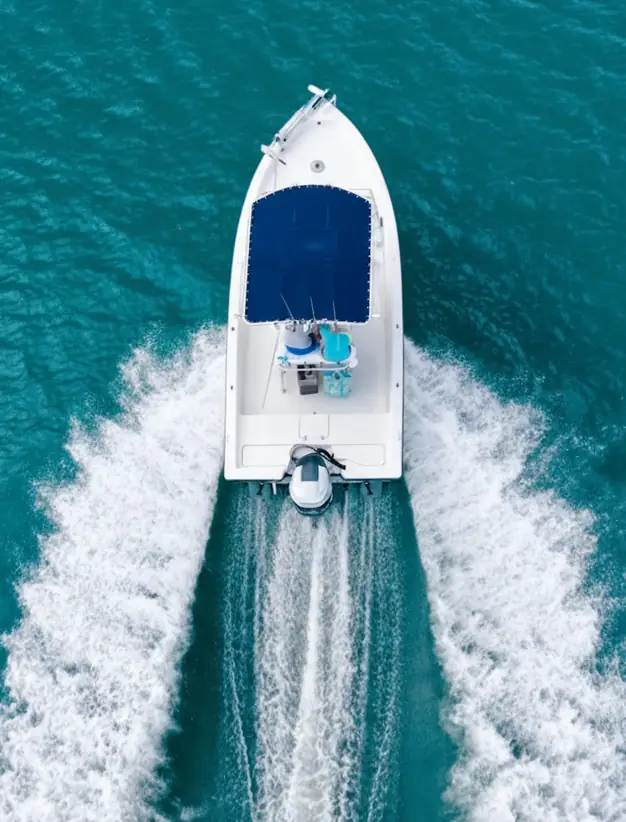 Lancha navegando vista desde arriba