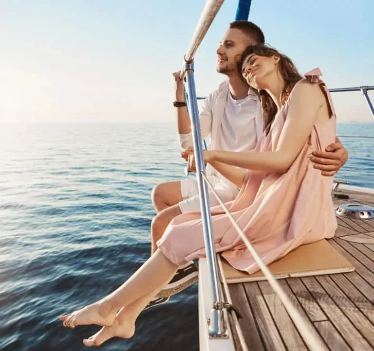 Hombre y mujer sentados en la cubierta de un barco