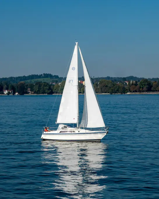 Velero navegando cerca de la orilla