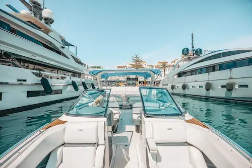 Lancha Regal 2800 en el puerto