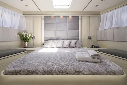 Yate Mangusta 80 habitación