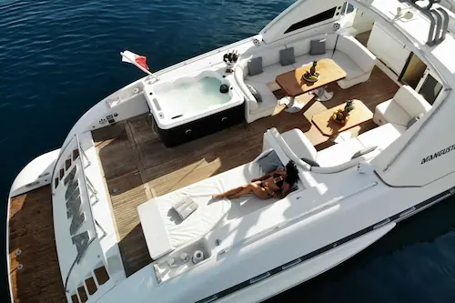 Yate Mangusta 80 cubierta