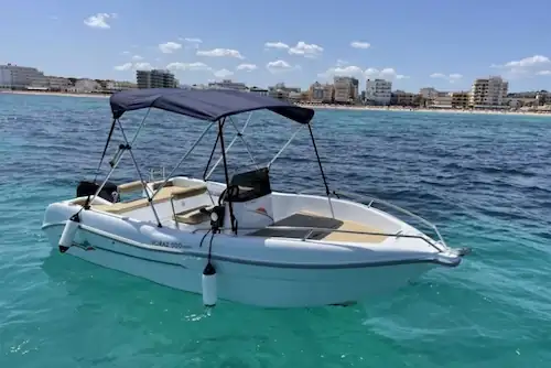 Lancha Voraz 500 en el mar